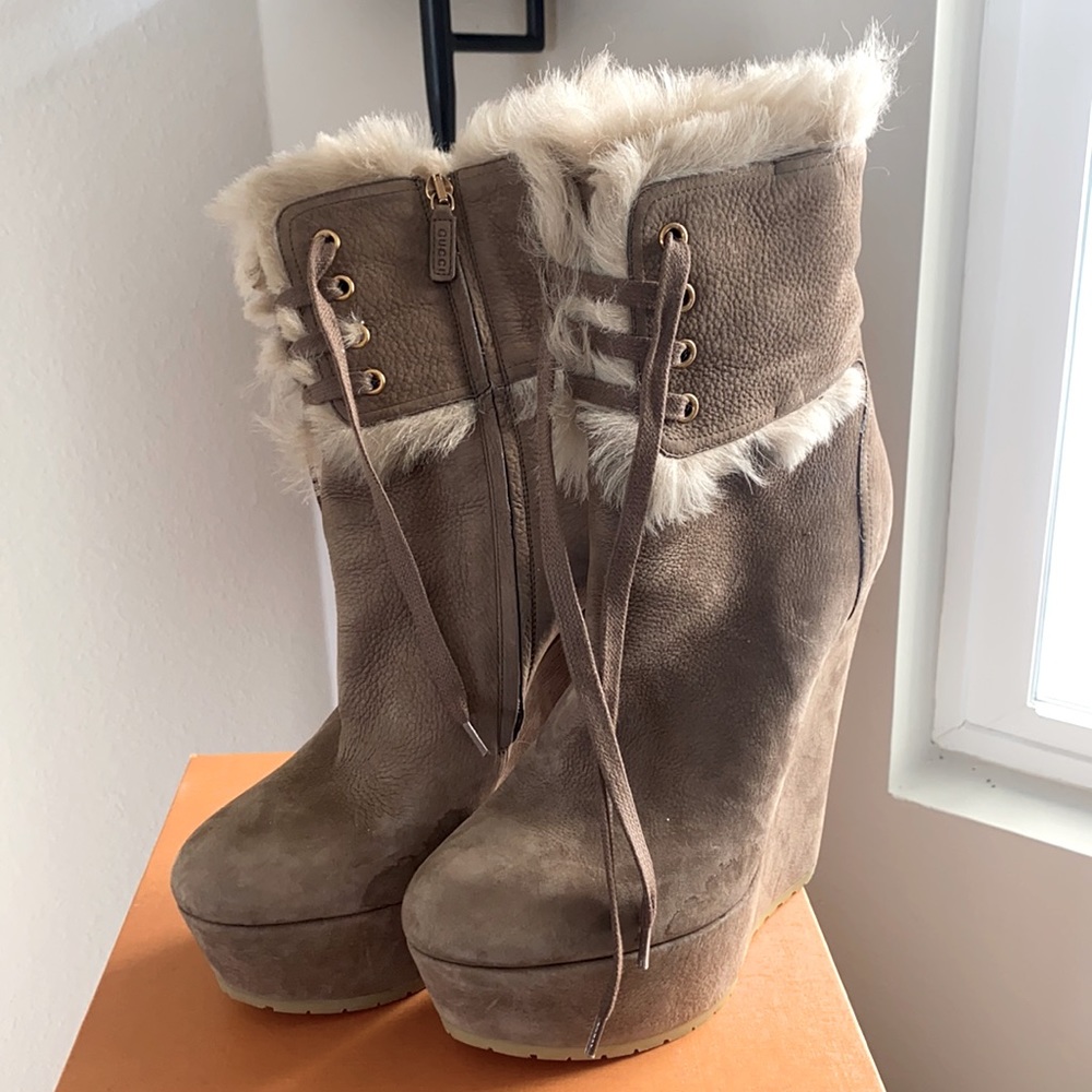 Authentic Gucci fur ankle tan wedge lace up boots shoes size 38 US 8